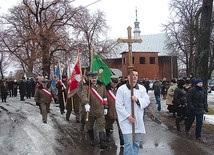  Po Eucharystii jej uczestnicy udali się na parafialny cmentarz