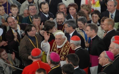 Benedykt XVI pozdrawia wiernych w warszawskiej archikatedrze św. Jana Chrzciciela, w czasie wizyty apostolskiej w maju 2006 roku