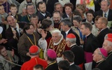 Benedykt XVI pozdrawia wiernych w warszawskiej archikatedrze św. Jana Chrzciciela, w czasie wizyty apostolskiej w maju 2006 roku