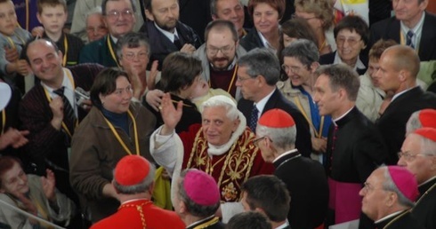Benedykt XVI pozdrawia wiernych w warszawskiej archikatedrze św. Jana Chrzciciela, w czasie wizyty apostolskiej w maju 2006 roku