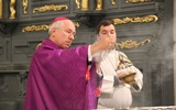 Środa Popielcowa. Wieczornej Mszy św. w bazylice katedralnej w Łowiczu przewodniczył bp Andrzej F. Dziuba