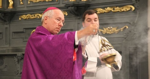 Środa Popielcowa. Wieczornej Mszy św. w bazylice katedralnej w Łowiczu przewodniczył bp Andrzej F. Dziuba