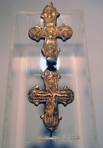 Ten krzyż, zdaniem badaczy, jest najcenniejszym znaleziskiem na Piotrówce
