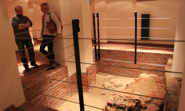 Zamek wychodzi spod ziemi