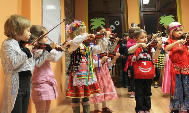 Dzieci grają na skrzypcach