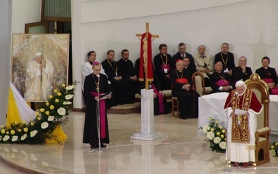 Papież Benedykt XVI w Łagiewnikachw czasie wizyty apostolskiej w 2006 roku. Papieskie przesłanie w języku polskim odczytywał bp Piotr Libera 