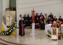 Papież Benedykt XVI w Łagiewnikachw czasie wizyty apostolskiej w 2006 roku. Papieskie przesłanie w języku polskim odczytywał bp Piotr Libera 