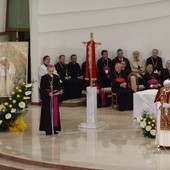 Papież Benedykt XVI w Łagiewnikachw czasie wizyty apostolskiej w 2006 roku. Papieskie przesłanie w języku polskim odczytywał bp Piotr Libera 