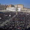  Rzym. 17.02.2013. Tysiące wiernych uczestniczyło w przedostatniej modlitwie " Anioł Pański" razem z papieżem Benedyktem XVI.  Na flagach i transparentach pojawiły się podziękowania