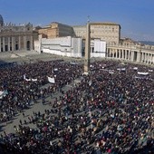  Rzym. 17.02.2013. Tysiące wiernych uczestniczyło w przedostatniej modlitwie " Anioł Pański" razem z papieżem Benedyktem XVI.  Na flagach i transparentach pojawiły się podziękowania