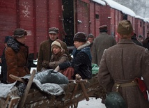 Polscy zesłańcy po podróży w bydlęcych wagonach trafiali do obozów zarządzanych  przez NKWD