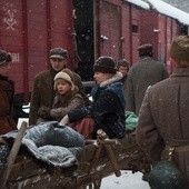 Polscy zesłańcy po podróży w bydlęcych wagonach trafiali do obozów zarządzanych  przez NKWD