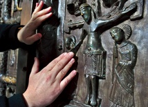  Kwatera Drzwi Płockich – naszych „Porta fidei” (drzwi wiary), przedstawiająca scenę ukrzyżowania Pana Jezusa 