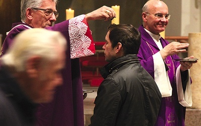  Środa Popielcowa, katedra w Katowicach. Popiołem głowy wiernych posypują abp Wiktor Skworc i ks. Stanisław Puchała, proboszcz parafii katedralnej