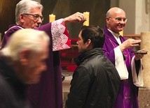  Środa Popielcowa, katedra w Katowicach. Popiołem głowy wiernych posypują abp Wiktor Skworc i ks. Stanisław Puchała, proboszcz parafii katedralnej