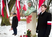  Kraków, 17 lutego. Przy zdewastowanym pomniku stanął m.in. inicjator warty honorowej Grzegorz Nieradka (po prawej)