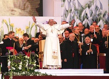 Kraków, 27 maja 2006 r. Papież szeroko otwierał ramiona na Błoniach podczas spotkania z młodzieżą