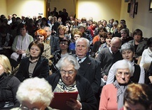  Członkowie parafialnych zespołów debatowali nad formami pomocy potrzebującym w 2013 r.