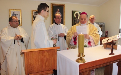  Biskup Tadeusz Rakoczy poświęcił pierwszą kaplicę i dom misericordian w Polsce. Z lewej: ks. Grzegorz Bliźniak, założyciel zgromadzenia