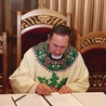 Ks. Stanisław Oskwarek podpisuje dokumenty związane z przekazaniem mu urzędu kustosza sanktuarium na Górce