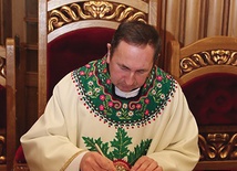  Ks. Stanisław Oskwarek podpisuje dokumenty związane z przekazaniem mu urzędu kustosza sanktuarium na Górce
