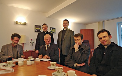 Jedno z wielu roboczych spotkań w siedzibie rozgłośni. Od lewej: Krzysztof Kosiński, Edward Donga, ks. Jacek Orszulak, ks. Adam Koppel, stoją: ks. dr Robert Urbańczyk i ks. dr Dariusz Klejnowski- -Różycki