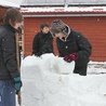 Piotrek, Kuba i Szymon budują igloo