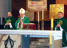  80-letni biskup z Ekwadoru podczas koncelebry w kościele oo. franciszkanów w Koszalinie