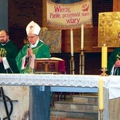  80-letni biskup z Ekwadoru podczas koncelebry w kościele oo. franciszkanów w Koszalinie