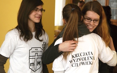  Nadzieją na zwycięstwo „nowej kultury wyzwolenia” są młodzi ludzie, których w Olszynie nie zabrakło