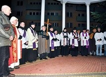  Modlitwę na zakończenie gwiaździstej Drogi Krzyżowej poprowadził ks. Stanisław Bar 
