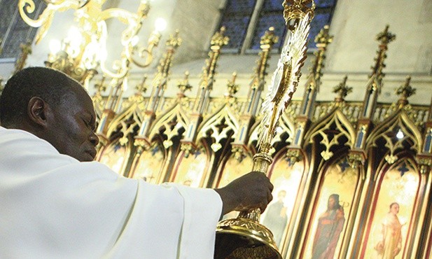  Do tej pory o. John Baptist Bashobora odprawił  Msze św. w trzech stołecznych kościołach  – u bł. Władysława z Gielniowa, dominikanów na Służewie  i św. Andrzeja Boboli
