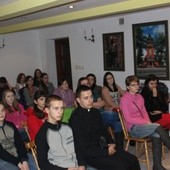 Spotkanie grupy młodzieżowej w sanktuarium w Zabawie