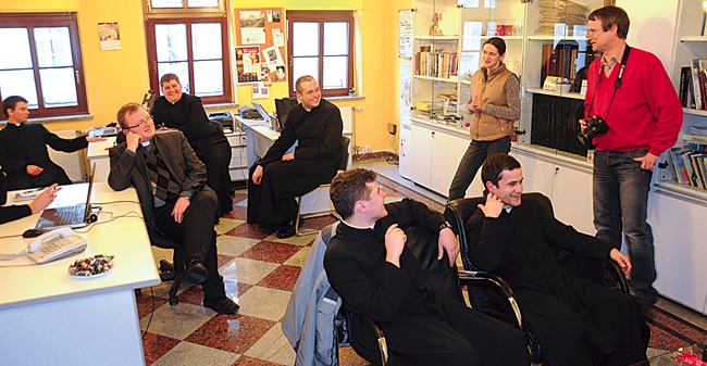  Diakoni święcenia kapłańskie przyjmą 18 maja. Na zdjęciu w redakcji „Gościa Opolskiego”