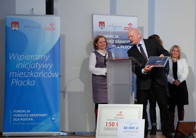 Fundatorzy złożyli symboliczne czeki na VI konkurs grantowy fundacji