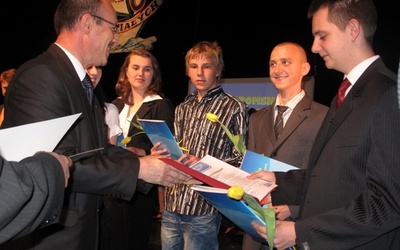 Laureaci Samorządowego Konkursu Nastolatków "Ośmiu Wspaniałych" nagrody i dyplomy otrzymują podczas uroczystej gali
