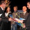 Laureaci Samorządowego Konkursu Nastolatków "Ośmiu Wspaniałych" nagrody i dyplomy otrzymują podczas uroczystej gali