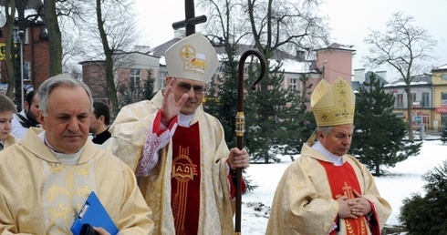 W procesji wejścia bp Radosław Zmitrowicz błogosławił swych ziomków z kozienickiej parafii pw. Świętego Krzyża i całej rodzinnej diecezji