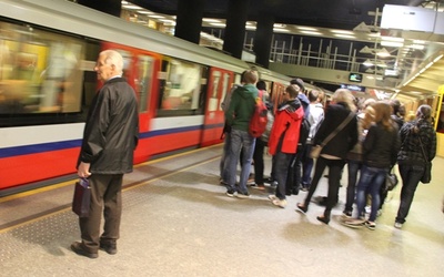 Mężczyzna wpadł pod metro