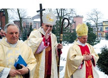  Podczas procesji wejścia bp Radosław Zmitrowicz błogosławił swych ziomków z kozienickiej parafii i diecezji. Jego biskupim zawołaniem są Chrystusowe słowa: „Prawda was wyzwoli” 