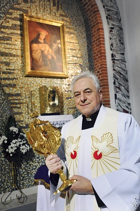 Proboszcz ks. Grzegorz Senderski w kaplicy św. Kazimierza z relikwiami patrona