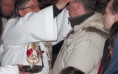  Ks. Jarosław Cielecki namaścił wszystkich potrzebujących  olejem św. Charbela 