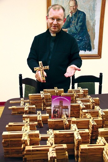  Ks. Grzegorz Wita prezentuje świeżo przywiezione krzyże z Betlejem