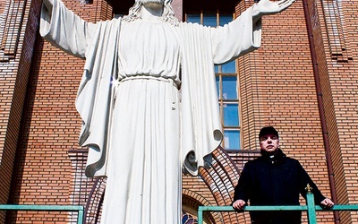  Przy figurze Jezusa przed katolickim kościołem św. Józefa w Doniecku zostanie zamontowana tablica. Na zdjęciu ks. Ryszard