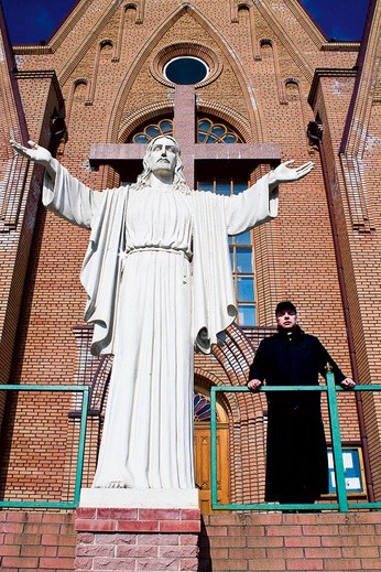  Przy figurze Jezusa przed katolickim kościołem św. Józefa w Doniecku zostanie zamontowana tablica. Na zdjęciu ks. Ryszard