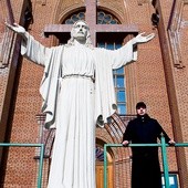  Przy figurze Jezusa przed katolickim kościołem św. Józefa w Doniecku zostanie zamontowana tablica. Na zdjęciu ks. Ryszard