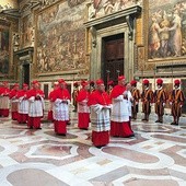 Kardynałowie elektorzy wchodzą do Kaplicy Sykstyńskiej na konklawe, podczas którego papieżem zostanie Benedykt XVI (18 kwietnia 2005 r.). Podczas tegorocznego konklawe uprawnionych do głosowania jest 117 kardynałów, ale w głosowaniu weźmie udział 116. Z powodu choroby do Rzymu nie przyjedzie emerytowany arcybiskup Dżakarty