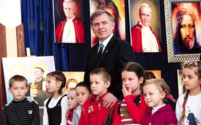  Starosta Roman Łucarz i wyróżnieni w konkursie  najmłodsi jego uczestnicy