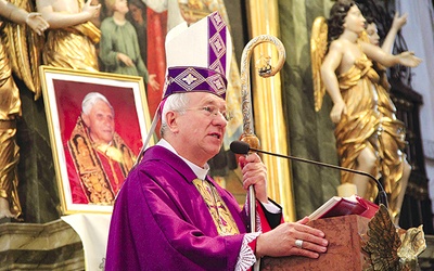 Sumie dziękczynnej za pontyfikat Benedykta XVI przewodniczył bp Andrzej F. Dziuba