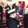 Abp Sławoj Leszek Głódź w czasie uroczystości w Luzinie poświęcił tablicę upamiętniająca żołnierzy wyklętych